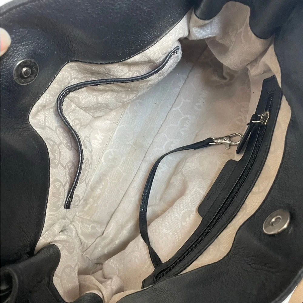 Black MK pebbled leather East West Hamilton w silver hardware - Picture 4 of 6